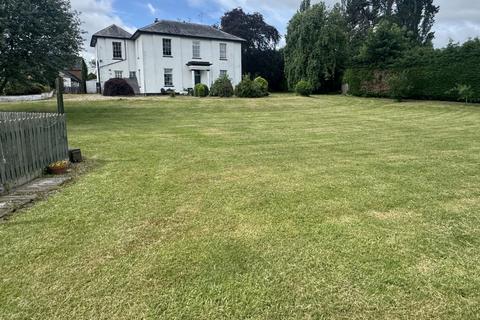 5 bed property, in The Grange, £825,000