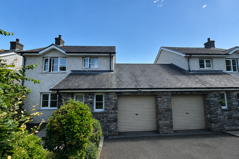 3 bed property, in Maes Treflyn, £275,000