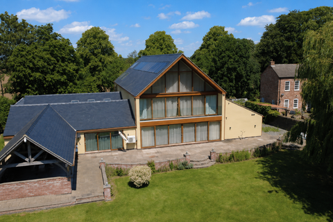 4 bed property, in Eight Elms, £700,000