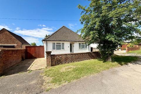 3 bed property, in Hill Close, £450,000