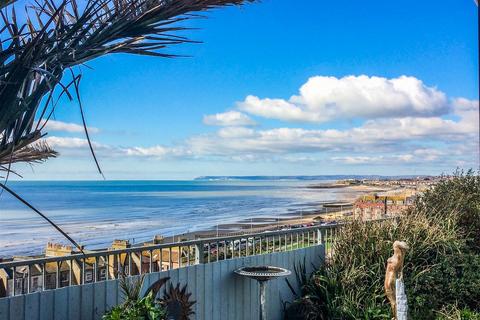 2 bed property, in West Hill Road, £375,000