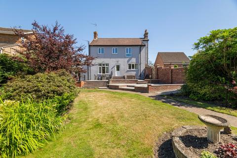 4 bed property, in Station Road South, £625,000