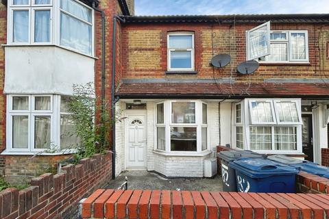 3 bed property, in Oakridge Road, £315,000