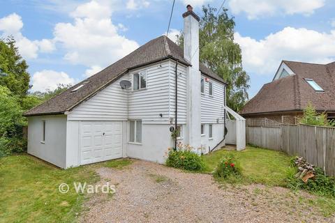 3 bed property, in Teddars Leas Road, £430,000