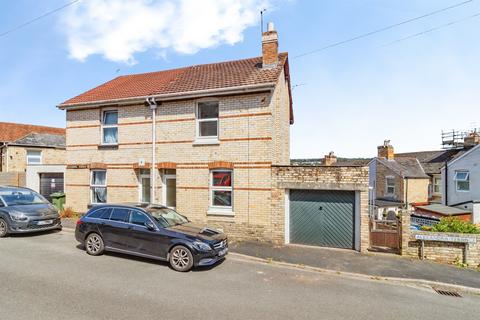2 bed property, in Alexandra Terrace, £125,000