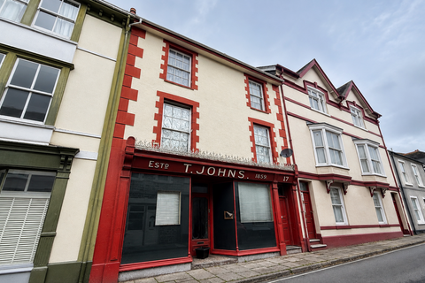 6 bed property, in 17 Buttgarden Street, £180,000