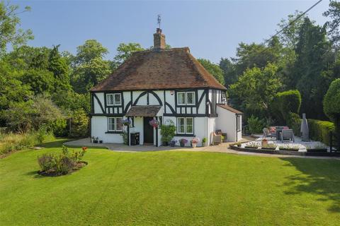 3 bed property, in Woodmans Cottage & The Annexe, £750,000