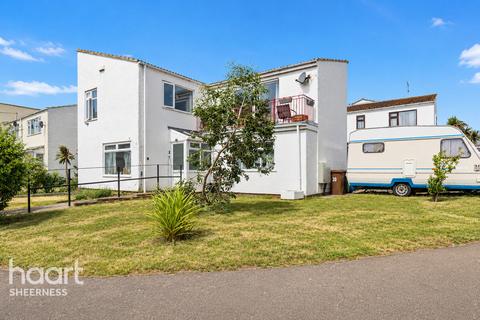4 bed property, in Seasalter Close, £250,000
