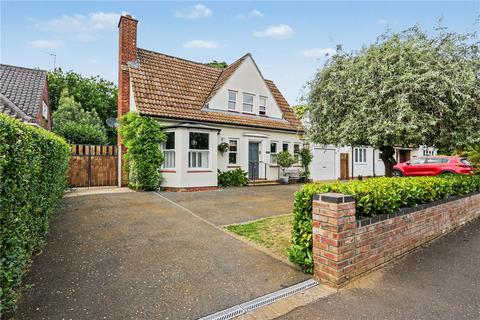 3 bed property, in Queens Close, £875,000