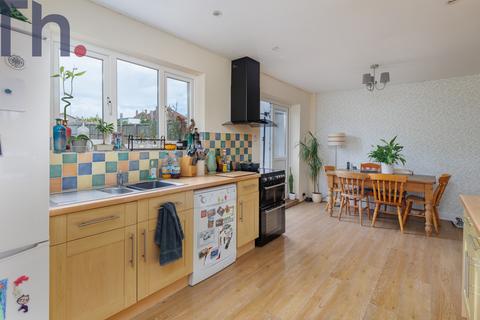3 bed property, in Cowes PO31, £260,000