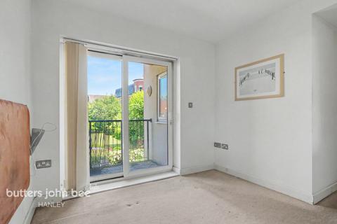 2 bed property, in Salisbury Street, £90,000