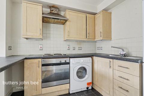 2 bed property, in Salisbury Street, £90,000