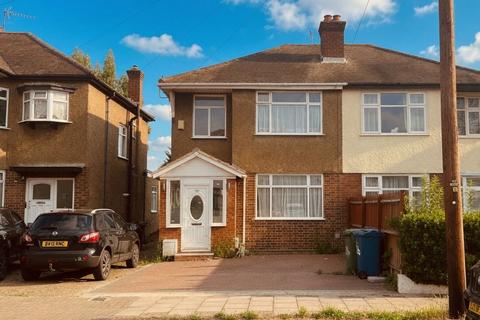 3 bed property, in 126 Uppingham Avenue, £500,000