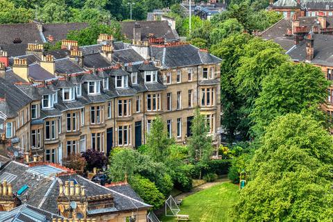 2 bed property, in Princes Gardens, £369,000