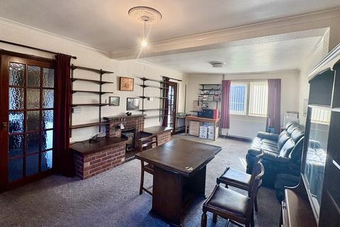 3 bed property, in Alfred Avenue, £215,000