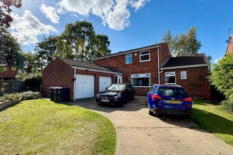 5 bed property, in Reading Close, £375,000