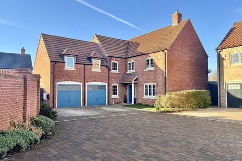 5 bed property, in Mulberry Way, £525,000