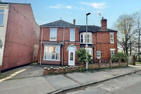 4 bed property, in West Parade, £320,000