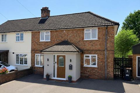 3 bed property, in Hollyfield Crescent, £310,000