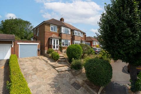 3 bed property, in Westfield Avenue, £625,000
