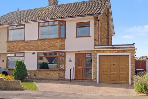 3 bed property, in Holt Farm Way, £375,000