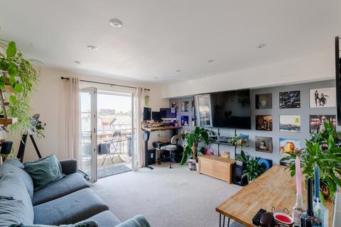 2 bed property, in Pooles Wharf, £300,000