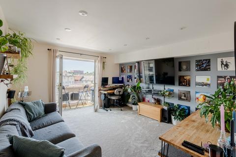 2 bed property, in Pooles Wharf, £300,000