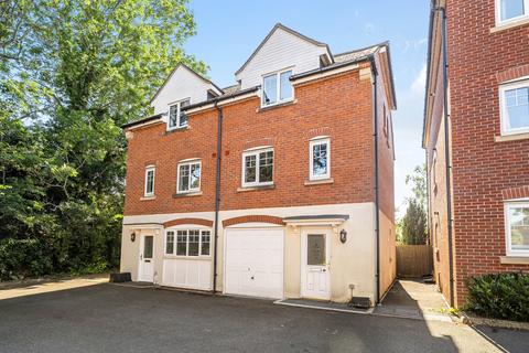 3 bed property, in Staniland Court, £435,000