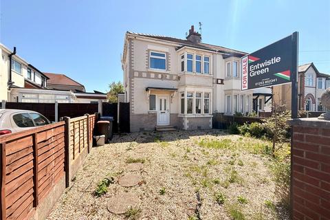 2 bed property, in Cleveleys Avenue, £120,000