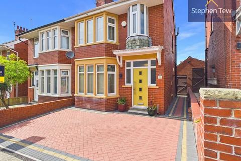3 bed property, in Ingleway Avenue, £160,000