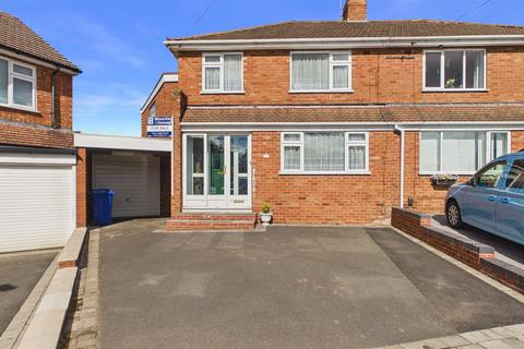 3 bed property, in Cherry Orchard Crescent, £340,000
