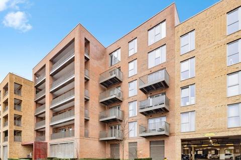 2 bed property, in Frogmore Avenue, £250,000