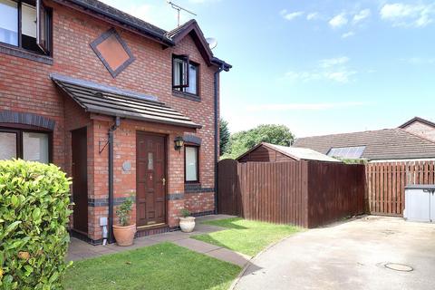 2 bed property, in Honeyfields, £280,000