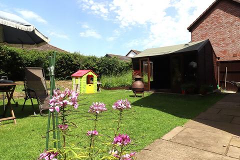 2 bed property, in Honeyfields, £280,000