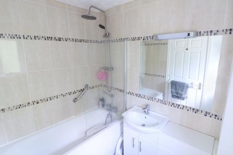 2 bed property, in Honeyfields, £280,000