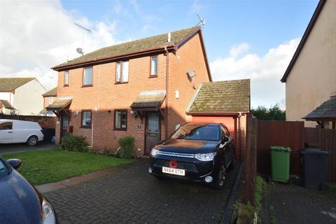 2 bed property, in Manor Gardens, £220,000