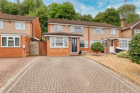 3 bed property, in Bay Tree Close, £500,000