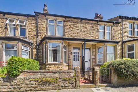 2 bed property, in Ashfield Avenue, £200,000