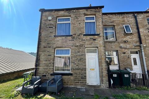 1 bed property, in Scar Lane, £80,000