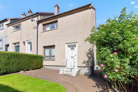 2 bed property, in Castlebay Street, £115,000