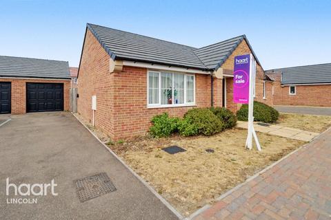 2 bed property, in Derby Close, £270,000
