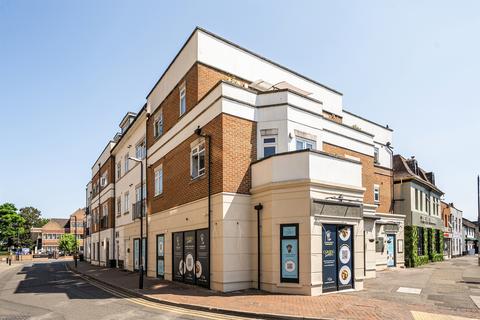 2 bed property, in Crown Lane, £225,000