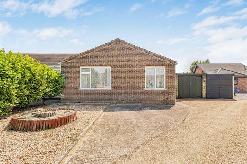 2 bed property, in Trinity Close, £250,000