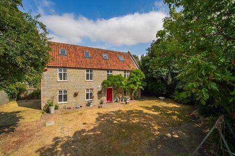 4 bed property, in 14 St. Andrews Street, £350,000