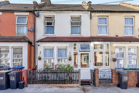 2 bed property, in Priory Road, £375,000