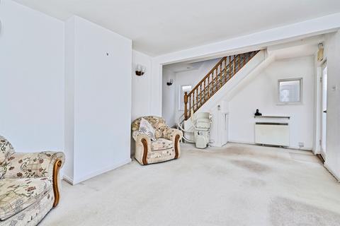 2 bed property, in Alder Road, £180,000