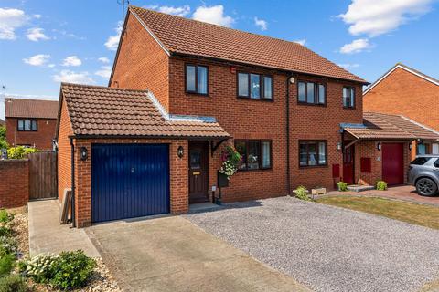 3 bed property, in St. Pauls Close, £265,000