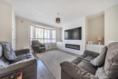 2 bed property, in Fisher Avenue, £285,000