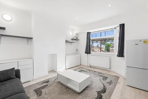 2 bed property, in Elmcroft Close, £285,000