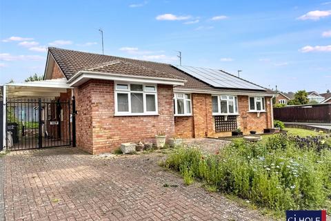 2 bed property, in Bodiam Avenue, £280,000